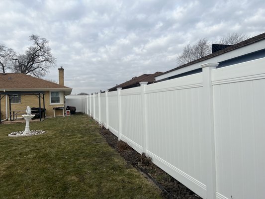 6ft High White Vinyl Privacy Fence - Premium White Vinyl privacy Fence installed in Des Plaines IL