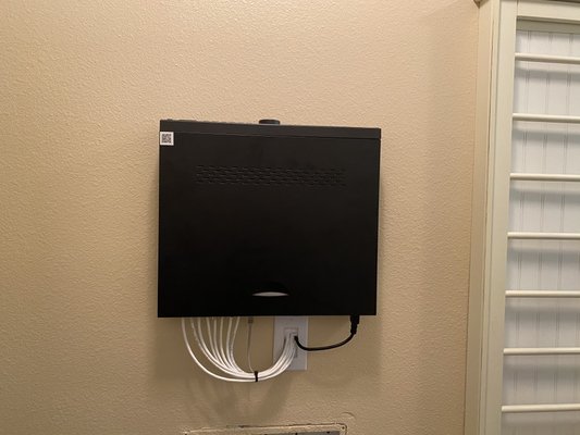 CCTV at Santa  Clarita - This Project was done in the lovely Santa Clarita, the project involved 10 IP 4K security cameras with a 32ch NVR.
All the wires were hidden in the attic and walls