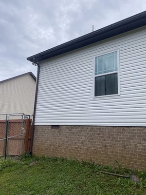 House wash - This cleaning was done to a house that had mold and algae growing on the vinyl