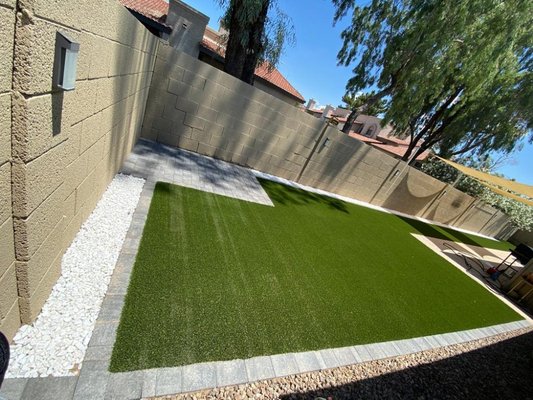 Backyard artificial turf installation with slate borders and white pebble - Artifcial turf installation, slate border and white pebble Backyard artificial turf installation with slate borders and white pebble - Artifcial turf installation, slate border and white pebble