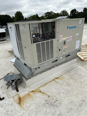 New commercial “RTU” installation. Heat and AC - Total Climate Control. One Rooftop Unit.
Upgrade your commercial space with expert RTU installation—efficient heating and cooling in one smart system.
	•	Fast, reliable installation
	•	Energy-efficient performance
	•	Ideal for restaurants, offices & retail
	•	Licensed HVAC professionals

Book your commercial RTU install today!