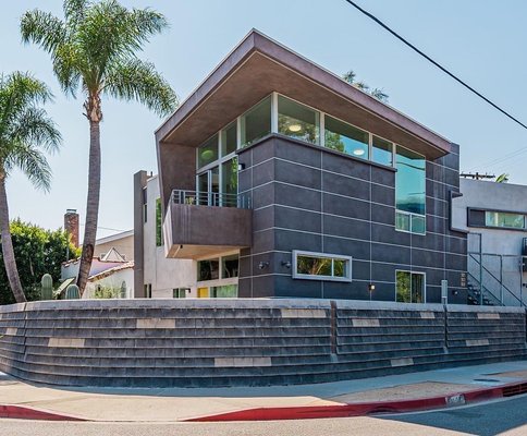 501 N San Vicente Blvd - This 6-unit multifamily property in the heart of West Hollywood was recently sold for $5,000,000.

• Tiao Properties generated full marketing campaign which generated multiple offers
• Was originally a tenant in common (TIC) sale but Tiao Properties was able to secure one buyer to purchase entire property
• Tiao Properties will lease and manage these high-end furnished rentals