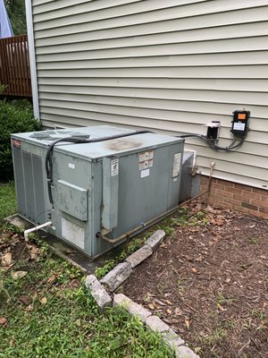 Gaspack Replacement - We replaced an older less efficient unit with a brand new Rheem gas package unit. Also did a little landscaping. Gaspack Replacement - We replaced an older less efficient unit with a brand new Rheem gas package unit. Also did a little landscaping.