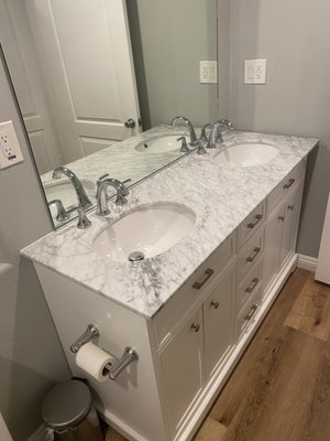 Bathroom countertop and faucet replacement - For this project, I delivered and installed a new bathroom countertop and faucets. Since the new sinks had a slightly different size and shape, I trimmed the countertop base with a jigsaw to ensure a perfect fit. All joints were sealed with silicone for a clean and durable finish. Bathroom countertop and faucet replacement - For this project, I delivered and installed a new bathroom countertop and faucets. Since the new sinks had a slightly different size and shape, I trimmed the countertop base with a jigsaw to ensure a perfect fit. All joints were sealed with silicone for a clean and durable finish.