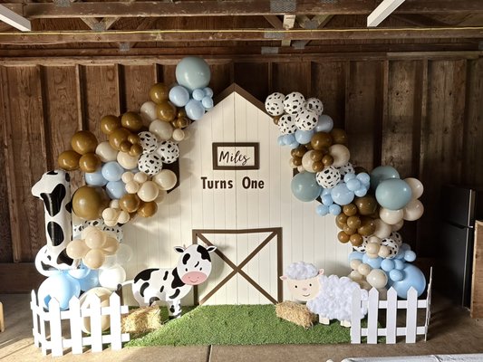 Farm birthday party - Reach out to rent our barn backdrop and animals cutouts Farm birthday party - Reach out to rent our barn backdrop and animals cutouts