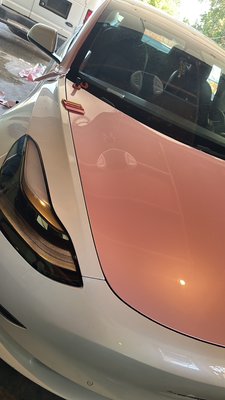 Tesla pink - Este fue una personalización para una clienta amante del color rosa y no quería pasar por alto que su auto no tenga el color que le gusta