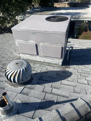 Roof re-deck￼ and HVAC REPLACEMENT in Burbank city - In this costumer house we replace a 40 year old roof and HVAC System ￼