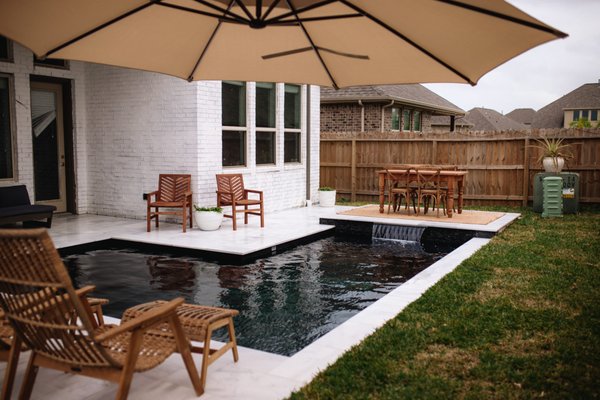 Martini Pool for Small Spaces - Avree Custom Pools has been creating backyard retreats for decades, transforming outdoor spaces into an oasis that can be enjoyed year-round. Designing and building projects that fit your lifestyle and unique preferences with excellence is our mission.