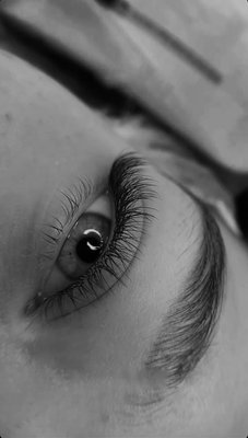 Natural Lash Extensions — Clean Girl Look - A custom lash set created to enhance natural beauty in a soft, clean-girl aesthetic.
Lightweight, long-lasting lashes in a warm bitter-chocolate tone — perfect for everyday elegance.
Designed and applied by licensed lash artist Guzel (GG Lashes, Studio City).