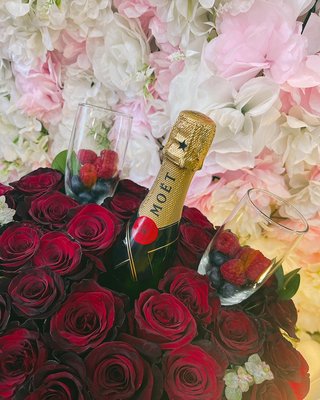 Gift, fresh roses with champagne - Perfect gift, box fresh roses with champagne!