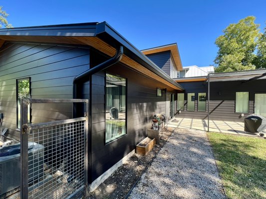 6” Seamless Box Gutter with 4” round downspout - This installation took place in south Austin on a modern home.
Seamless 6” Box Gutter with 4” Round downspout