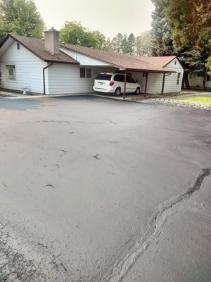Asphalt Sealcoating Driveways - Asphalt driveway sealcoat, crackfill Asphalt Sealcoating Driveways - Asphalt driveway sealcoat, crackfill