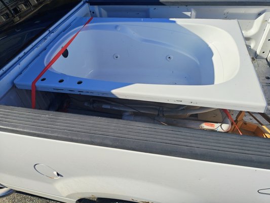 Junk tub haul off - Removed this jacuzzi tub and hauled it off to habitat for humanity for a client