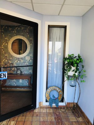 Senju Therapy Massage - We are trying to provide a family environment. Individuals or couples are welcome. Server room is spacious, and the customer can choose between mild Swedish and deep tissue pressure, or combined.
