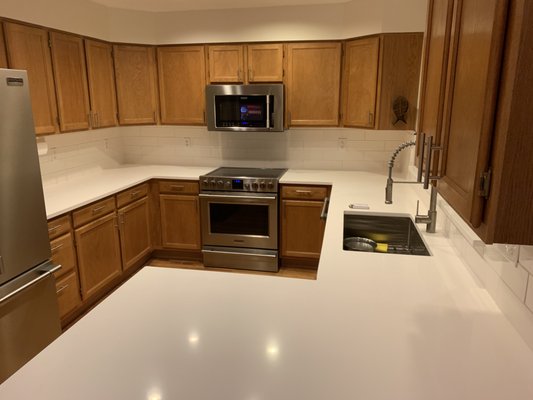 Kitchen Remodel - Transform your kitchen into your dream space with our professional handyman kitchen remodel services!

Our skilled professionals have the expertise to handle every aspect of your kitchen renovation project, from demolition to installation. Whether you're looking to update your countertops, cabinets, flooring, or lighting, our team can help you achieve the kitchen of your dreams.

We understand that remodeling your kitchen can be a daunting task, which is why we provide top-notch customer service and quality workmanship on every job. Our team is dedicated to making the process as stress-free and enjoyable as possible.

With competitive pricing and flexible scheduling, we make it easy for you to get the kitchen of your dreams without breaking the bank. Don't settle for a dull and outdated kitchen any longer - contact us today to schedule your next kitchen remodel service and start enjoying the benefits of a beautiful and functional space!