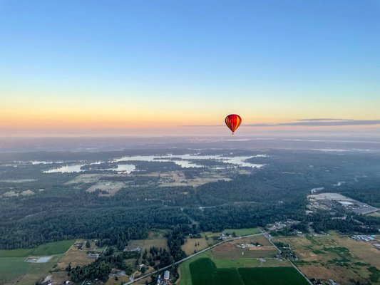 🤩 Amazing views of Seattle and the Puget Sound - Amazing view of Mt. Rainier and the entire Puget Sound.  There is a reason Seattle Ballooning is listed at the top of most folks visiting Seattle.  Looking for fun things to do in Seattle?  You've found it.