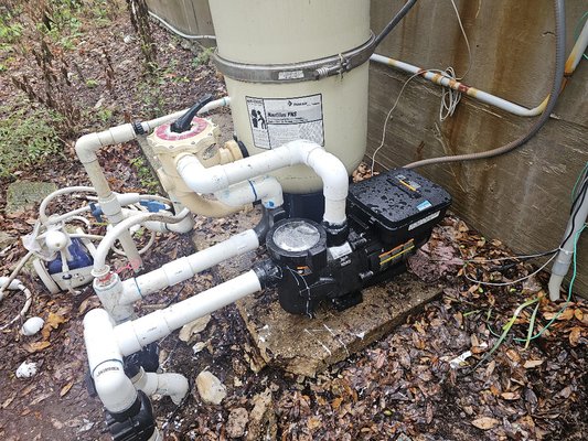 Jandy Flopro 1.85 HP variable speed pump installation with antenna - Replaced a dead single speed pump by a Jandy variable speed pump with the antenna. Pool owner can now control the pump from her phone through the Aqualink app to adjust the speed and program.