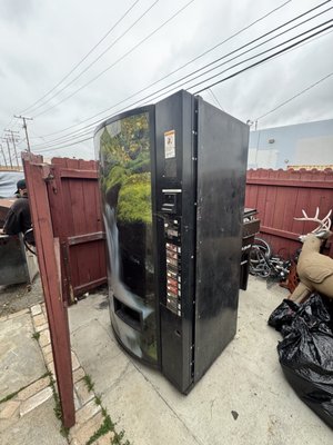 Los Angeles Demo Job - Have old furniture , trash, Demolition . Let us do the lifting for you. Same day appt by 12 noon. Just text 3 pics of your items for the best price. Call Today! 909-952-5711