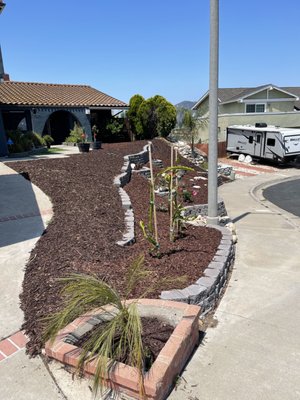 Landscape Clean up - Weed removal, mulch. Landscape Clean up - Weed removal, mulch.