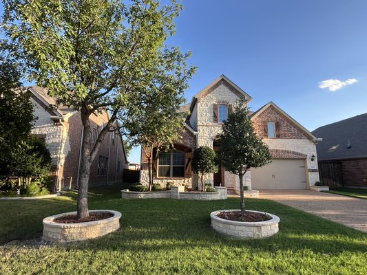 Ornamental trimming and garden bed weeding - Plano - Performed an ornamental trimming and garden bed weeding. Easy way to add the extra appeal to your home.