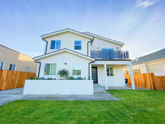 Boutique Hostel - Boutique Hostel is the best and cheapest hostel in LA. 
It is from $22/night, $140/week, $550/month plus $50 deposit. $30/night without the deposit

We are located near Downtown LA
0.9 miles from Fashion district
1.3 miles from Downtown LA
1.4 miles from Staples Center
1.5 miles from USC
2.2 miles from Little Tokyo and Chinatown
Walking distance to supermarkets and restaurants

In the house we have large sofa, TV with Netflix, 1000m/s WIFI, big working desk, AC/heater, lockers, kitchen appliances, security camera in the living room and friendly staff

We are looking forward for your stay!