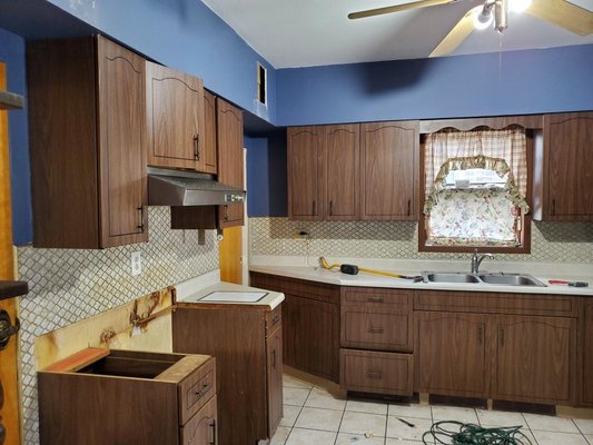 Kitchen remodeling - This kitchen had not been updated since before the owners purchased their home, their home was perfect but they hated how outdated their kitchen was. We gutted the whole kitchen, changed lights, removed backsplash, removed kitchen soffit, added height to new cabinets, added an amazing farm sink, and new appliances to match the rest of their home. Our client loves her new kitchen!