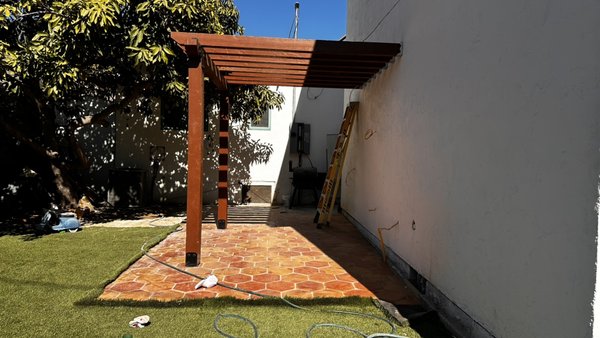 remodeling a patio. Installation of colonial Spanish tiles. and we create a special bonfire
for your parties with your friends - You want a special place to spend time with your family and friends. We can help you with that. creating your patio a beautiful place where you will want to spend time. Can you imagine making your patio a special place where you can enjoy unforgettable moments with your loved ones. Let us help you create a comfortable space for you and the people who are important to you. Here we turn this patio into a very beautiful and comfortable place.