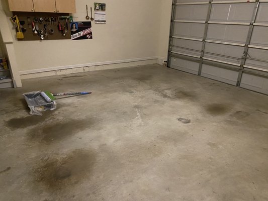 Epoxy paint on the garage floor - The customer called us to apply epoxy paint on the floor of his garage since it had some oil stains. The result was phenomenal. Epoxy paint on the garage floor - The customer called us to apply epoxy paint on the floor of his garage since it had some oil stains. The result was phenomenal.
