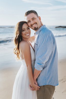 Lindsey and Jared / Engagement Photoshoot - Lindsey and Jared perfectly harmonize with the ocean breeze and Californian sun. This engagement photoshoot is literally filled with lightness and love!🤍