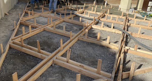 Back Yard Concrete Poured Stepping Stones with turf in between strips project 
Amazing Work - Let’s us know your vision, we make it happen!
This project consisted of framing and concrete pouring  for stepping stones 2x2 with artificial grass installation