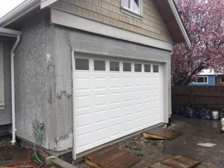 stone veneer Garage and front entrance - A Dark stone veneer can really make your home pop when accented with lite grey under tones, and some white trim. stone veneer Garage and front entrance - A Dark stone veneer can really make your home pop when accented with lite grey under tones, and some white trim.