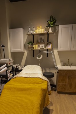 Microneedling - Let’s go back to the days of our childhood: you’ve just fallen off your bike and scraped your knee, but miraculously, your body has healed in what seems to be moments. Before you know it, the scrap has scabbed over, and you’re ready to take on the next day ahead. Unfortunately, as we get older, this healing power begins to slow, causing scars, blemishes, and textural issues to linger. Thankfully, with the help of our comprehensive RF microneedling treatment, we can remind your skin of just how powerful it truly is. Whether you’re struggling with a loss of elasticity or prevalent scaring, RF microneedling from Halcyon Mind+Body is here to restore your confidence and your skin. Microneedling - Let’s go back to the days of our childhood: you’ve just fallen off your bike and scraped your knee, but miraculously, your body has healed in what seems to be moments. Before you know it, the scrap has scabbed over, and you’re ready to take on the next day ahead. Unfortunately, as we get older, this healing power begins to slow, causing scars, blemishes, and textural issues to linger. Thankfully, with the help of our comprehensive RF microneedling treatment, we can remind your skin of just how powerful it truly is. Whether you’re struggling with a loss of elasticity or prevalent scaring, RF microneedling from Halcyon Mind+Body is here to restore your confidence and your skin.