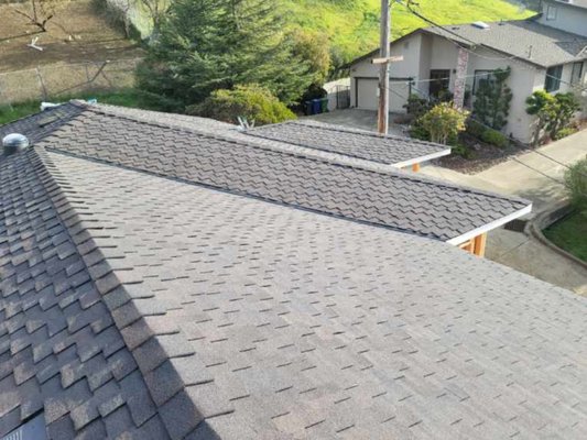 New roof installation - Presidential roof was installed on a new house construction. New roof installation - Presidential roof was installed on a new house construction.