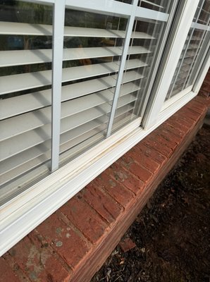 Two story window cleaning - One, two, or three stories is not a problem, i grantee 100% breath taking results. Let’s us before and after your windows, seals, and screens.