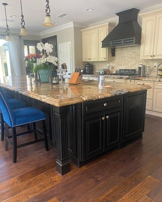 Stain kitchen island in Carlsbad - Customer wanted to stain kitchen island 
- taking all doors
- sanding 
- stain 
- assembling back