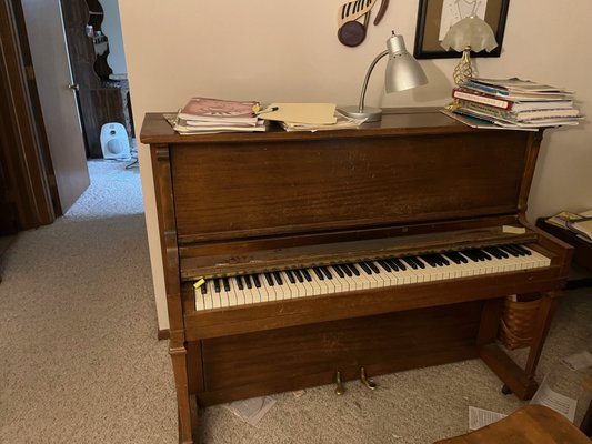 Piano Removal - If you need to get rid of an old piano but don’t want to hurt your back or deal with the hassle of selling it, let the professionals at JUNK360 haul it away for you. Piano Removal - If you need to get rid of an old piano but don’t want to hurt your back or deal with the hassle of selling it, let the professionals at JUNK360 haul it away for you.