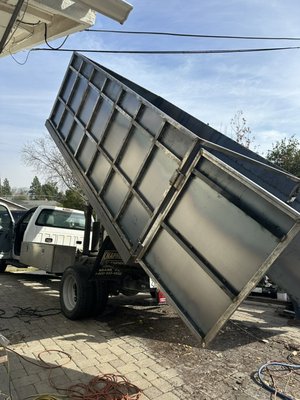 Se retiró la caja dañada del dompe y se fabricó una nueva - El camión estaba dañado,se retiró la caja dañada y se fabricó una nueva con materiales de calidad Se retiró la caja dañada del dompe y se fabricó una nueva - El camión estaba dañado,se retiró la caja dañada y se fabricó una nueva con materiales de calidad