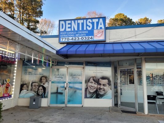 Su Sonrisa es nuestra preoridad - Our Dentist has more than 20 years of experience Su Sonrisa es nuestra preoridad - Our Dentist has more than 20 years of experience