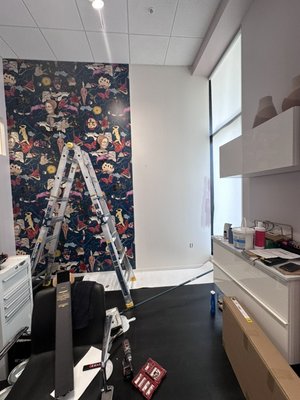 wallpapering - Wallpaper on the walls is beautiful and practical.