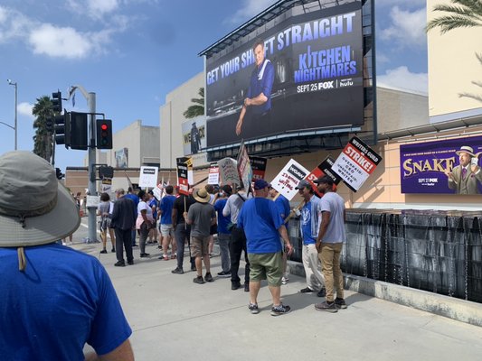 Fox Studios writers protest - Munchy Dawgs, served lunch for the strikers at Fox Studios Fox Studios writers protest - Munchy Dawgs, served lunch for the strikers at Fox Studios