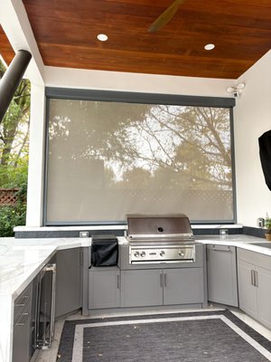 EasyScreen - Here's a motorized screen that you can use in any season, offering protection against wind, rain, and sunlight, with privacy and light intensity control.