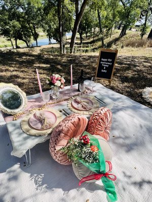 Arrowhead Creek Vineyard Luxury Picnic - Pik-N-Go is a luxury picnic service based in Fredericksburg, Texas. We are proud to offer services to all visiting the Hill Country, and the surrounding areas.