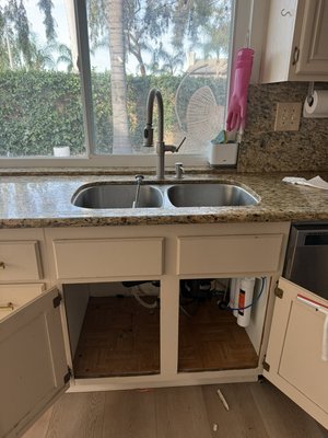 Sink installation - The countertop next to the sink was damaged, so the client decided to replace the sink. First, we carefully cut the countertop since the old sink couldn’t be removed otherwise. After that, we installed a new drop-in sink, which fits directly into the cutout opening.