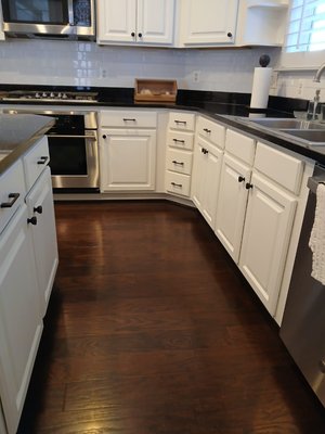a kitchen renovation is amazing. - this remodel was done in an old kitchen, we changed the color and shine and smooth, the owner were very happy with their new color and they're enjoying their  kitchen. 
your home, our hands.