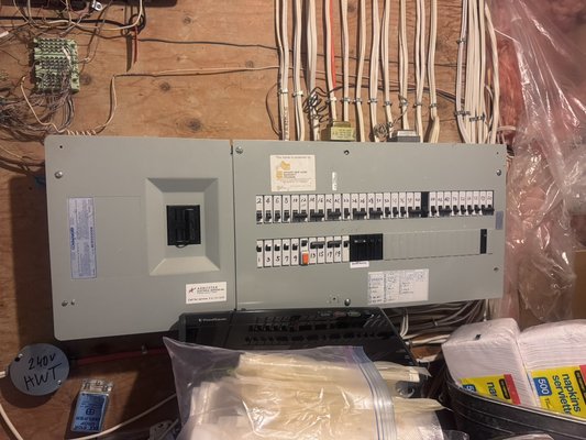 Emergency Service Troubleshooting - Change old panel breaker to the new panel breaker’s Siemens 200A
In Miss Mississauga Emergency Service Troubleshooting - Change old panel breaker to the new panel breaker’s Siemens 200A
In Miss Mississauga