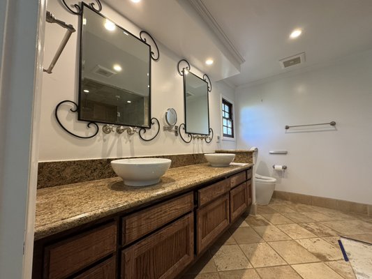 Full bathroom modeling in Tarzana - We took an old, outdated bathroom and completely transformed it from top to bottom!

• New sauna system
• New shower plumbing system
• New drywall
• New floor tile
• New wall tile
• New vanity
• Built a brand-new partition wall separating the toilet area from the shower area

Complete bathroom transformation — finished in just 3.5 weeks!