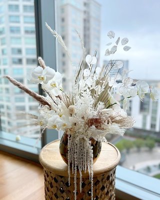 Dried Flower Arrangements - One of the few local florists providing floral design with dried flowers. Our dried flower arrangements are available to purchase on our website. We also do event florals with dried flowers. 
To enhance the look we use mixture of dried flowers with fresh orchids.