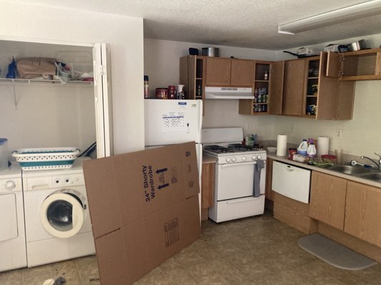 Apartment cleanout - This apartment was abandoned and needed to be cleaned out. We professionally cleared and disposed of the contents of the apartment the same day the property manager approved our quote. Apartment cleanout - This apartment was abandoned and needed to be cleaned out. We professionally cleared and disposed of the contents of the apartment the same day the property manager approved our quote.