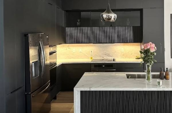 Mande Anderson Kitchen Remodel - The Mande Anderson's kitchen remodeling project focused on updating the space with a contemporary design, contemplating aesthetic and functionality. It included new custom cabinetry, stone countertops, updated appliances, and integrated lighting. The result is a sleek kitchen that balances clean lines, practical layout, and a refined finish.
