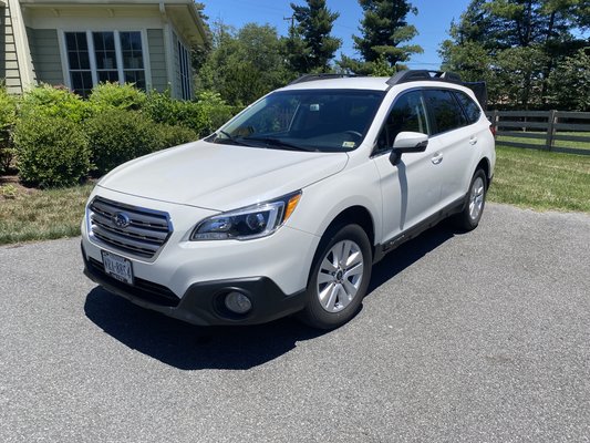 Subaru Outback - Quick detail today for a family with a beagle! Exterior had many small scratches and smudges on the exterior as well as a lot of hair kn the seats and nooks and crannies.